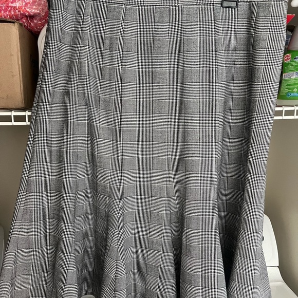 Zac and Rachel grey plaid skirt with bottom ruffle. Size 14 - Picture 6 of 6